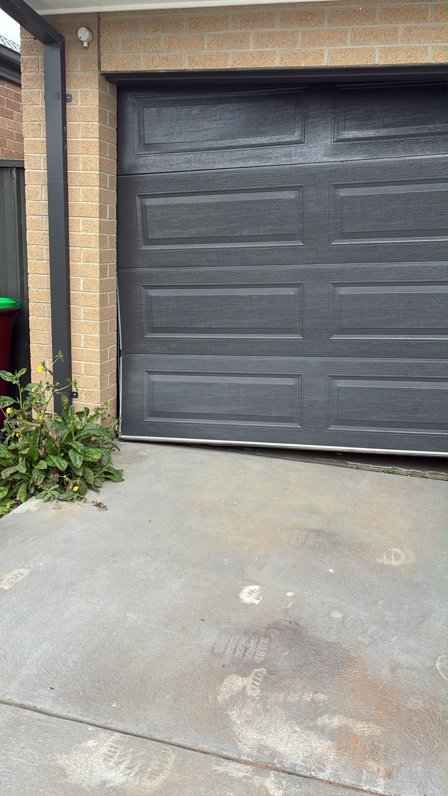 Sectional door · Single garage